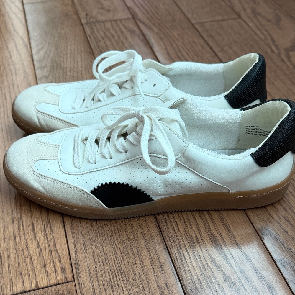 Dolce Vita women’s 8.5 White,Black, and Beige Casual Sneaker.
